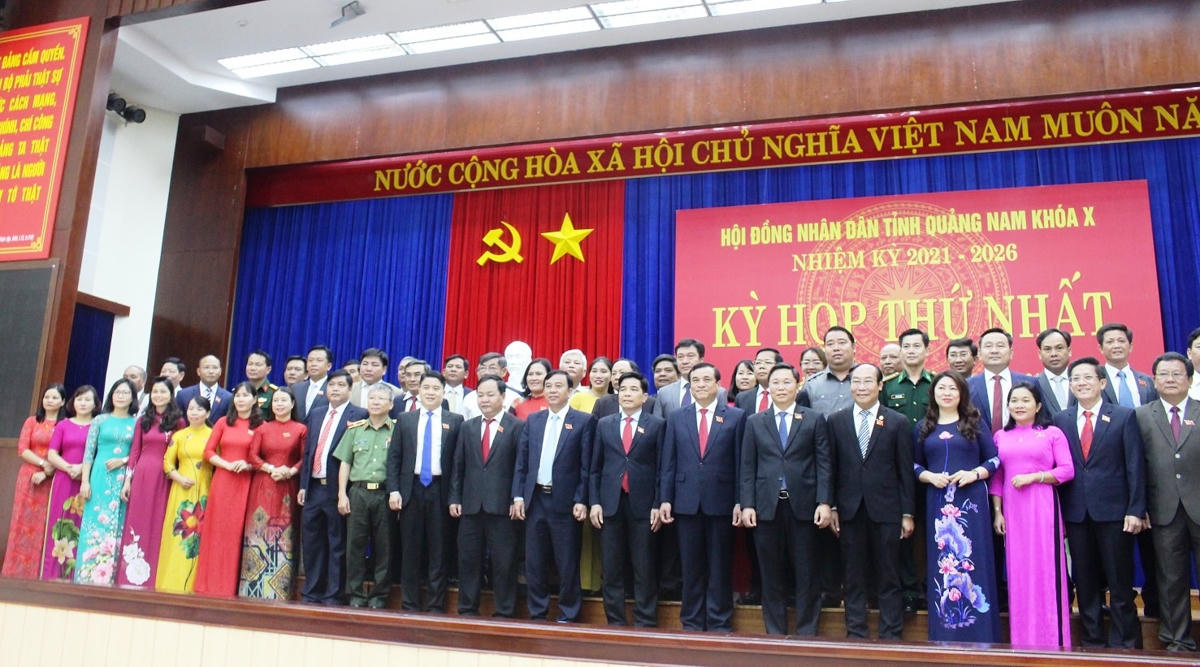Ra mắt 57 đại biểu HĐND tỉnh Quảng Nam khóa X.