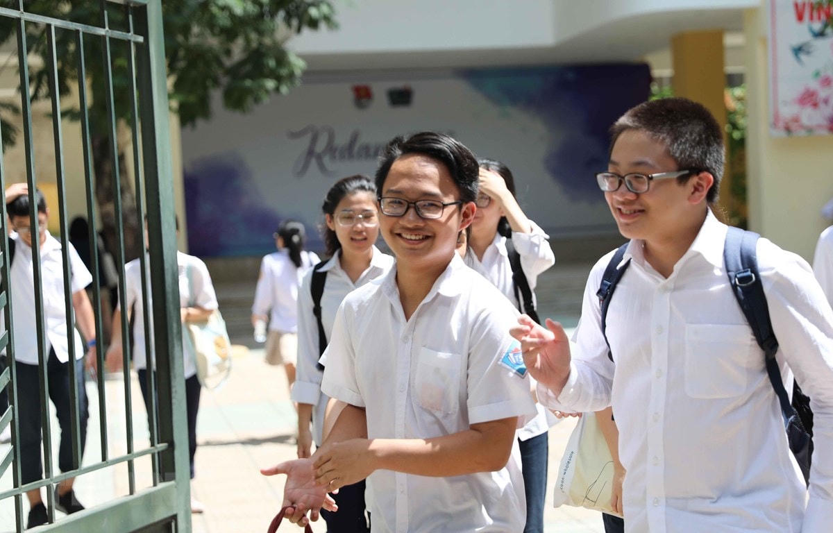 Thí sinh rạng rỡ sau khi hoàn thành môn thi cuối cùng. (Ảnh: Thanh Tùng/TTXVN).  