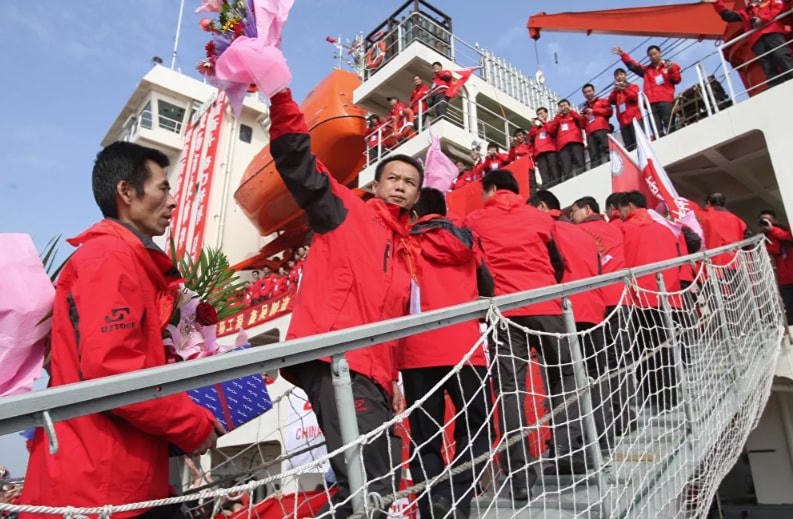 Các nhà khoa học Trung Quốc xếp hàng lên tàu thăm dò Xuelong tại Cảng Waigaoqiao ở Thượng Hải, ngày 12/11/2007.