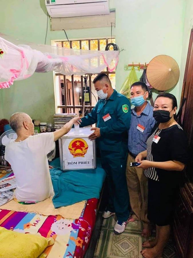 Bác Vi Thái Nghĩa, bản Cầu 8, xã Tà Cạ, huyện Kỳ Sơn được Tổ bầu cử mang thùng phiếu đến tận nhà để thực hiện quyền cử tri (Ảnh: Vi Lưu).