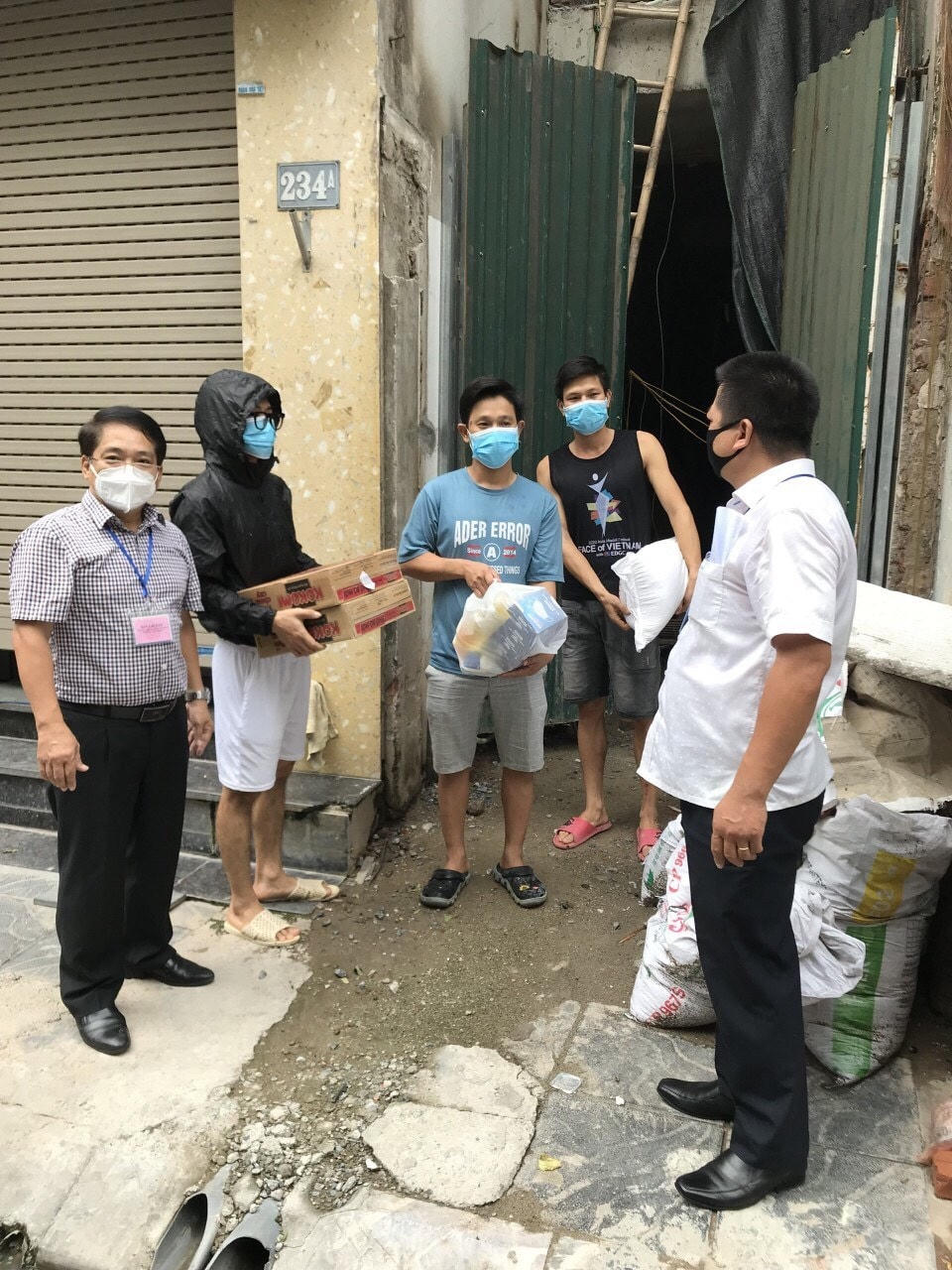 Cán bộ Mặt trận và chính quyền Tổ dân phố số 6, phường Thụy Khuê (Tây Hồ, Hà Nội) hỗ trợ người dân phòng dịch.