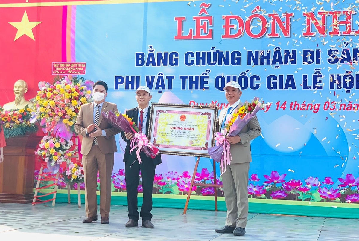 UBND huyện Duy Xuyên đón nhân bằng DSVHPVT Quốc gia lễ hội Bà Thu Bồn.