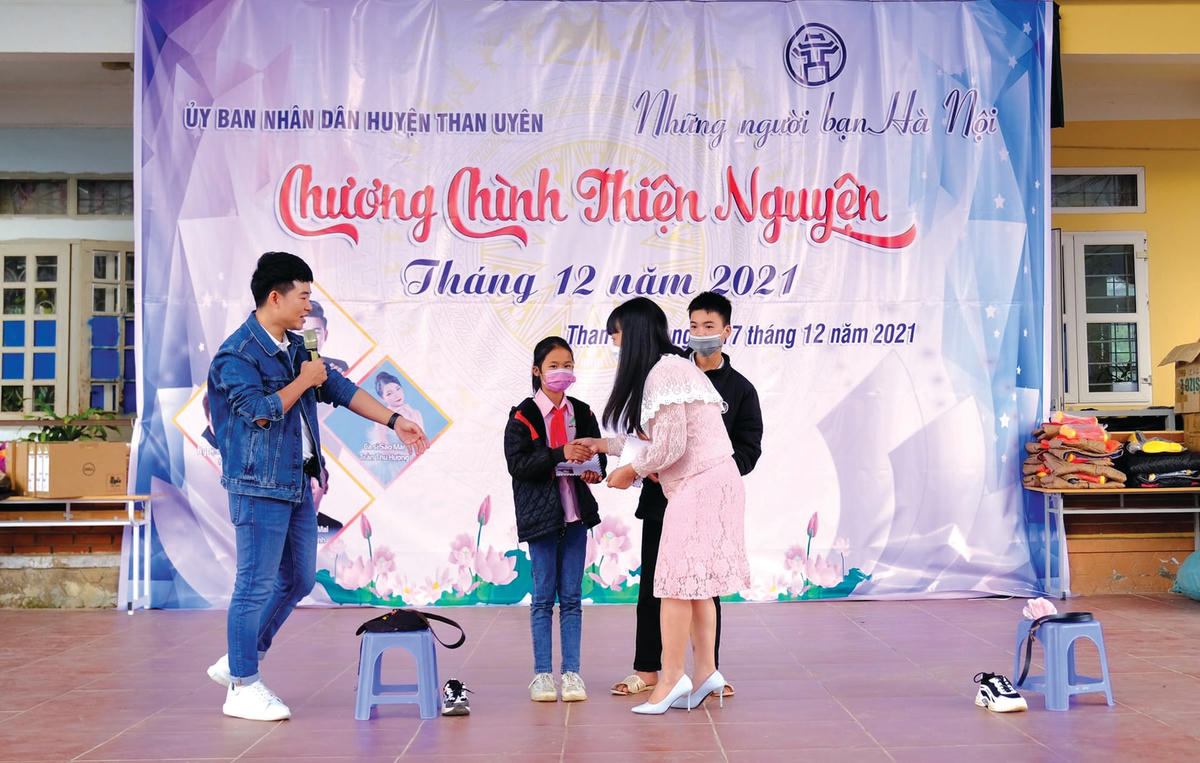 Nhóm Ong Chăm (Hà Nội) làm thiện nguyện tại Lai Châu.  