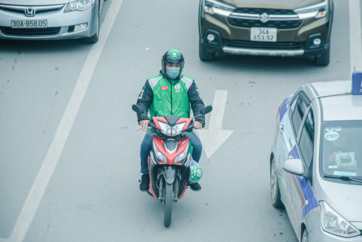 Do đó, theo ghi nhận của PV Đại Đoàn Kết Online, sau một ngày xe ôm công nghệ được phép hoạt động trở lại, tại các bến xe, đường phố, trung tâm thương mại tấp nập các tài xế xe công nghệ đến đón khách.
