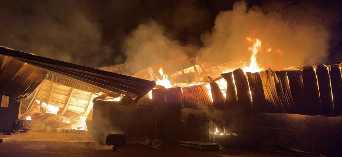 Ngọn lửa lớn báo trùm nhà xưởng. (Ảnh: Lãnh đạo huyện Định Quán cung cấp)