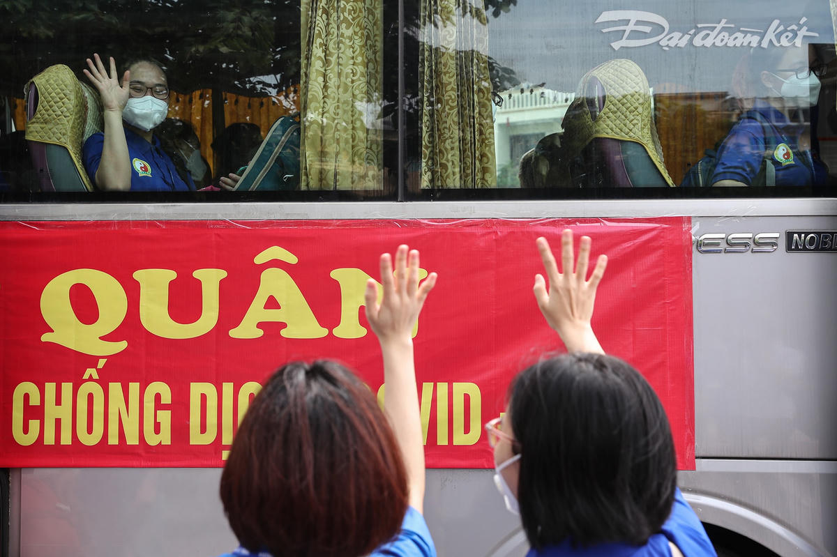 [ẢNH] ‘Đoàn quân’ Học viện Y dược học Cổ truyền Việt Nam lên đường đi TP HCM ‘chống dịch’