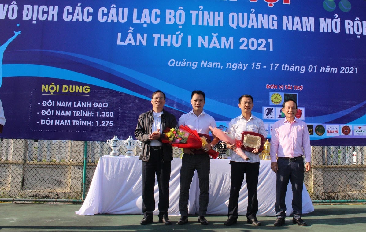 Lãnh đạo tỉnh tặng quà lưu niệm cho nhà tài trợ.