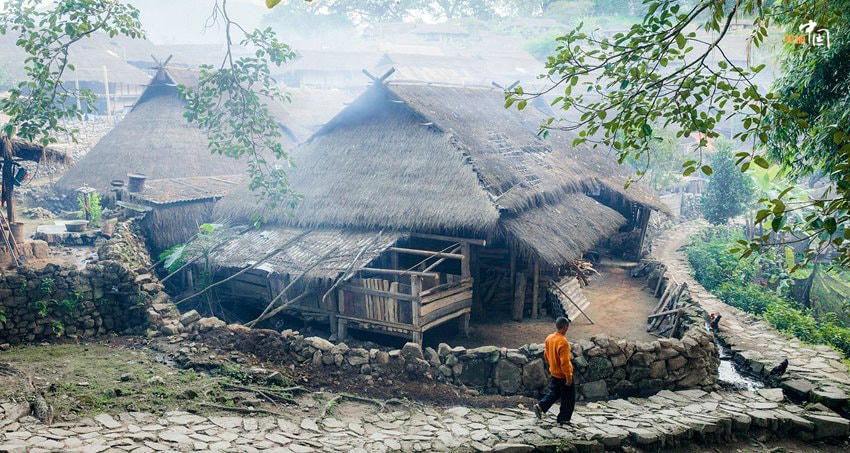 Người Wa vẫn sống trong những căn nhà được xây dựng theo kiểu truyền thống cũ với mái lợp rơm, khung nhà và vách hoàn toàn bằng cây, tre nứa - Ảnh chụp màn hình.