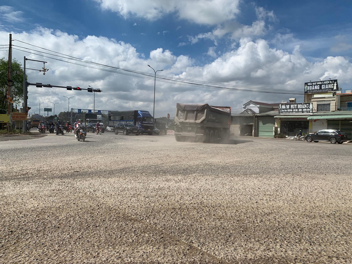 Xe tải ben chở đất đá là một trong những nguyên nhân làm gia tăng bụi bẩn ở Quốc lộ 51.