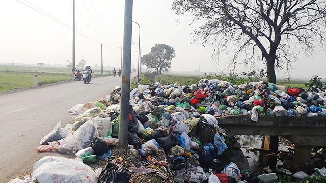 Rác thải tại nhiều khu vực bị ùn ứ, gây ô nhiễm môi trường.