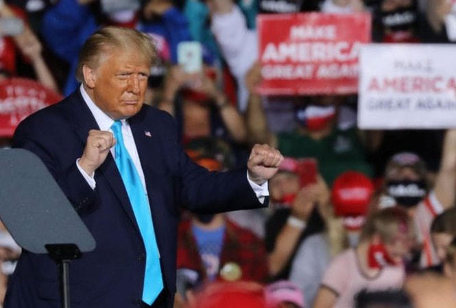 Ông Donald Trump phản ứng trước cáo buộc trốn thuế Ảnh: Getty Images.