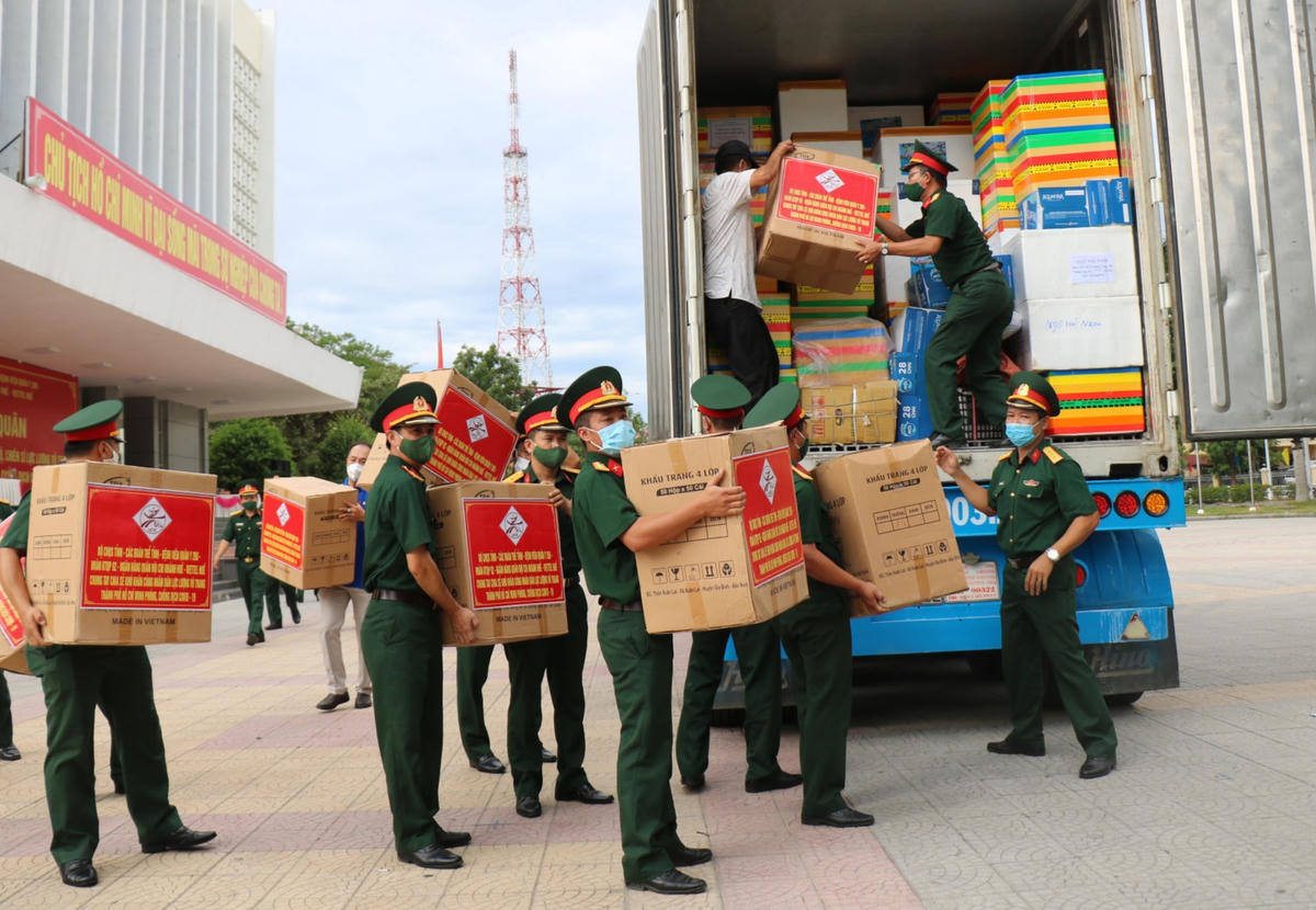 Cán bộ, chiến sĩ Bộ CHQS tỉnh Thừa Thiên - Huế xếp hàng hoá lên xe để vận chuyển vào TP Hồ Chí Minh.