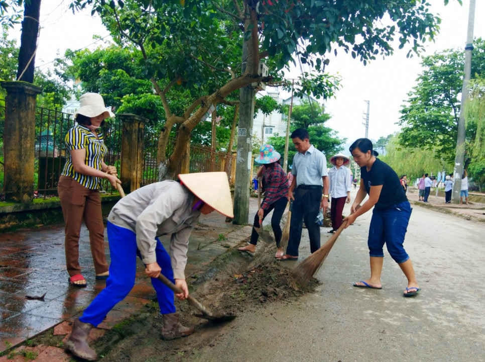 Người dân thành phố Điện Biên Phủ tích cực tham gia làm sạch môi trường.