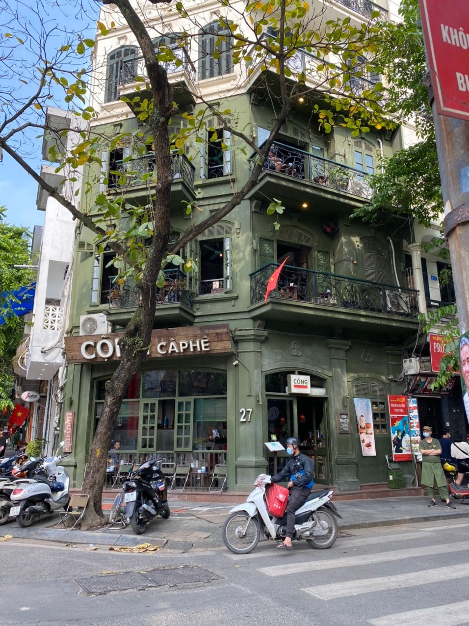 Các quán cafe, trà chanh quanh khu vực Nhà thờ Lớn vắng khách trong ngày lễ. Ảnh: L.A..