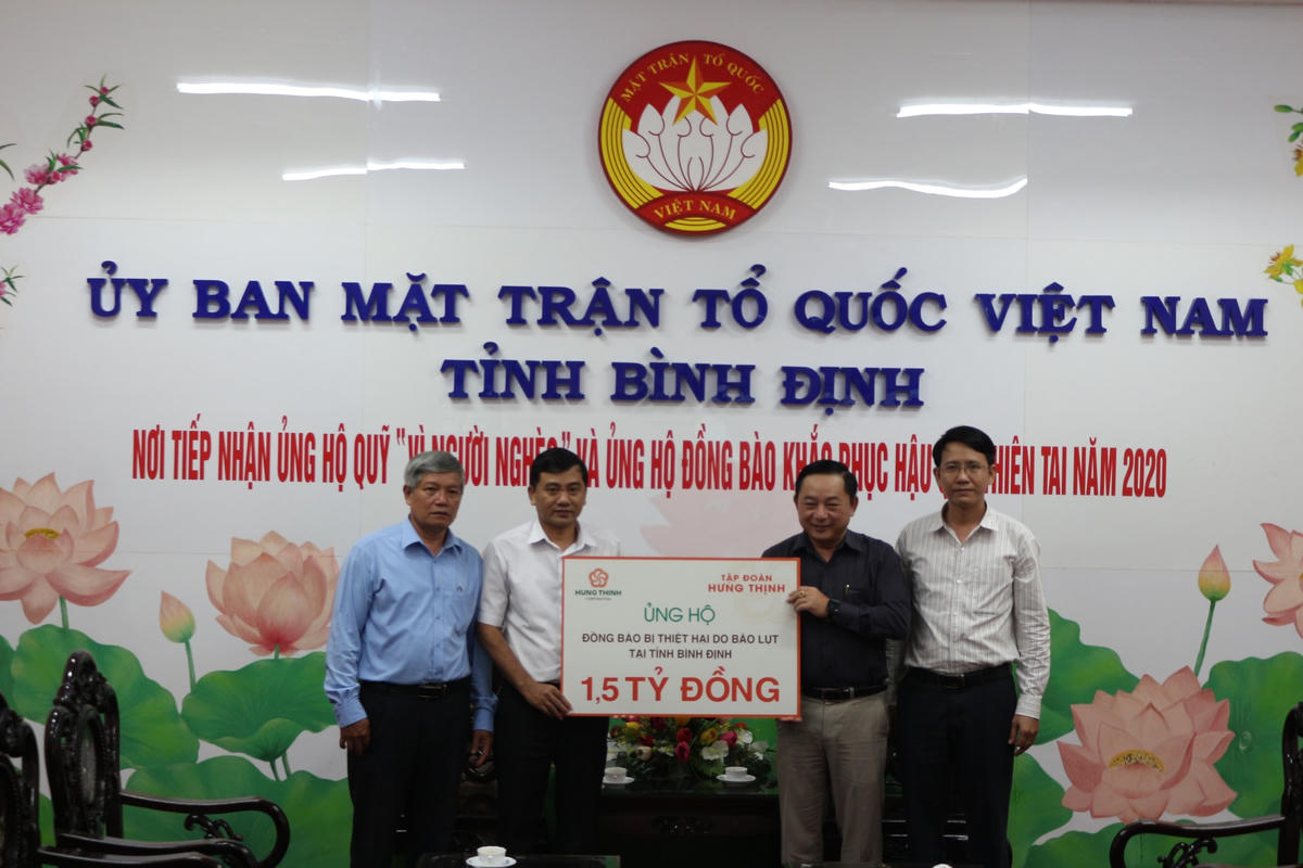 Đại diện Tập đoàn Hưng Thịnh trao tiền ủng hộ.