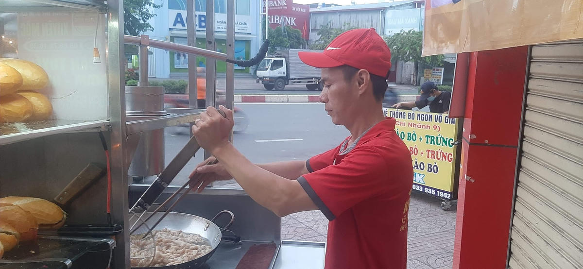 Anh Võ Tấn Đạt giờ phải đi bán bánh mì kiếm sống qua ngày