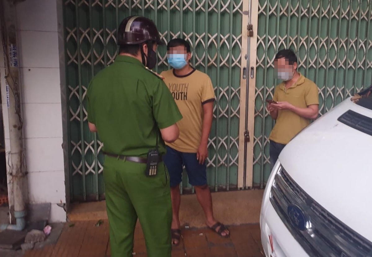 Hai thanh niên bị công an xử lý vì lý do ra đường không chính đáng