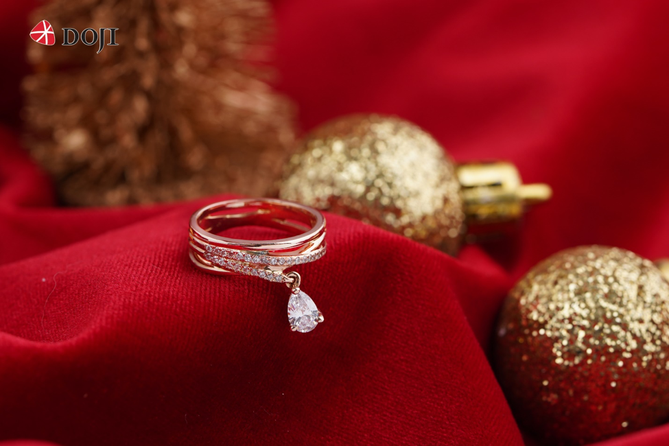 Những thiết kế phá cách sẽ chinh phục cô gái có tính cách mạnh mẽ, yêu thích sự mới mẻ và giàu đam mê. Mix match cùng bộ đồ cá tính, cô nàng sẽ trở thành tâm điểm của những cuộc gặp gỡ bạn bè, đồng nghiệp.