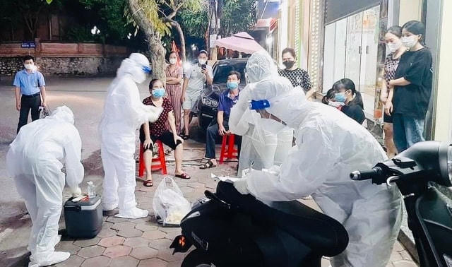 Lực lượng y tế thần tốc lấy mẫu xét nghiệm, sớm khống chế dịch Covid-19. Ảnh: CDC Hà Nam.