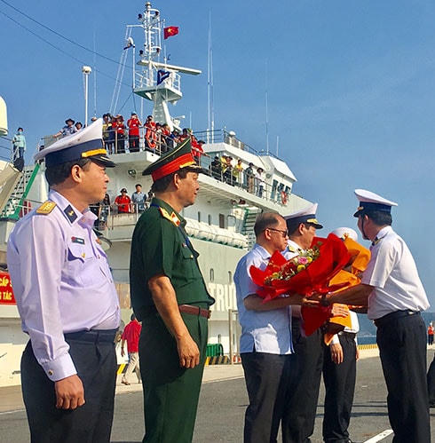 Lãnh đạo Vùng 4 Hải Quân tặng hoa, tiễn đoàn công tác ra Trường Sa.