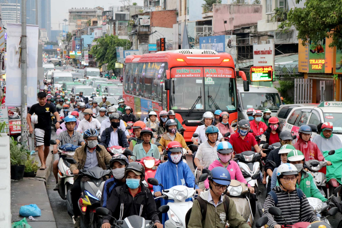 Xe mô tô, xe gắn máy là tác nhân trực tiếp gây ra ô nhiễm bụi mịn (PM2.5) ngày càng gia tăng tại TPHCM.