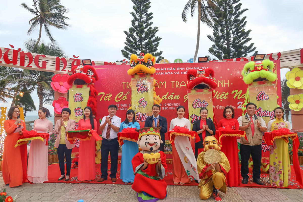 Cắt băng khai mạc triển lãm.