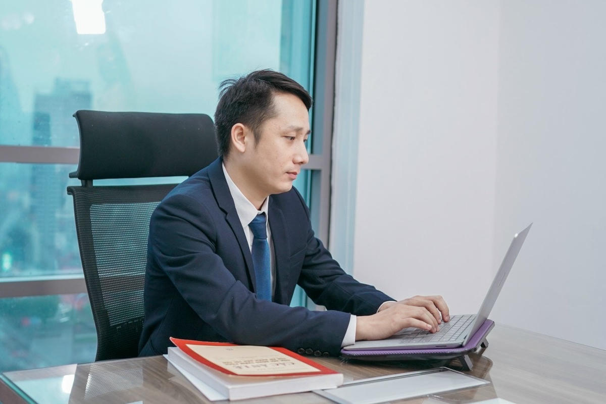 Luật sư Hiếu cho rằng “bản án” lớn nhất đối với người nghệ sĩ khi phát ngôn thiếu chuẩn mực là bị công chúng tẩy chay, quay lưng. 