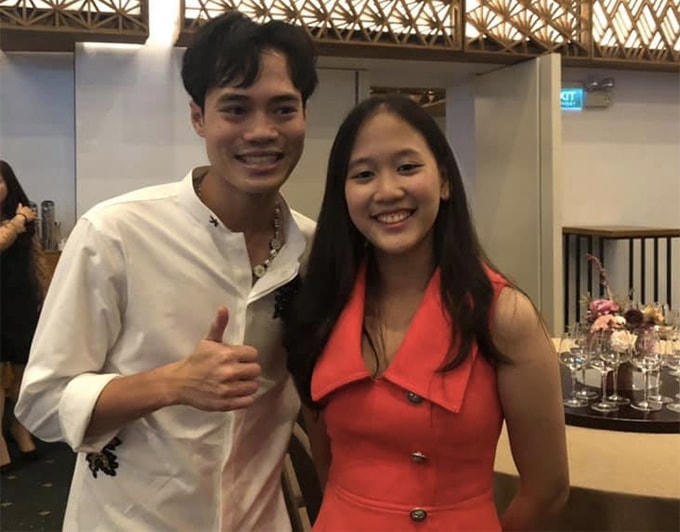 Con gái trợ lý Lê Huy Khoa chụp cùng Văn Toàn.  