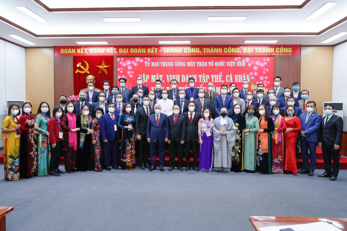 Đại biểu chụp ảnh lưu niệm tại buổi gặp mặt.
