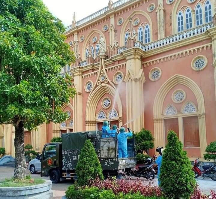 Lực lượng chức năng phun hóa chất khử khuẩn ở xã Thạch Long.