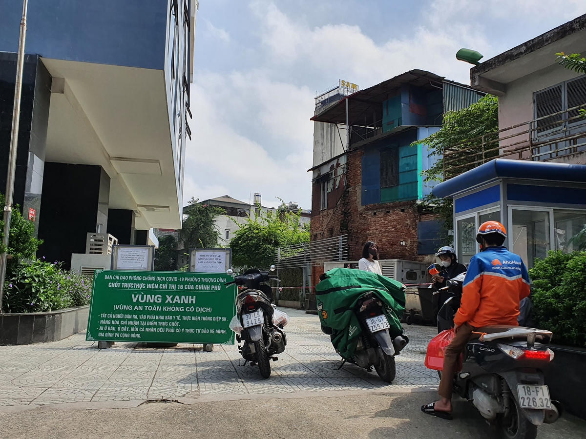 Shipper vẫn phải đứng bên ngoài để giao đồ.