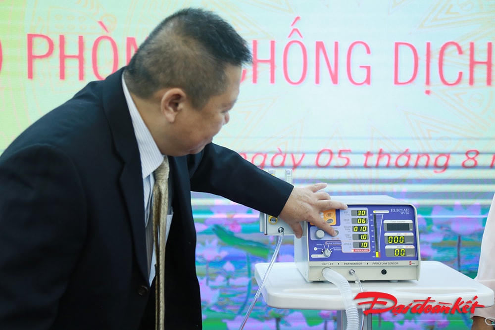 Đại diện của đơn vị tài trợ máy thở giới thiệu về chiếc máy thở MV20 được sản xuất tại Việt Nam.