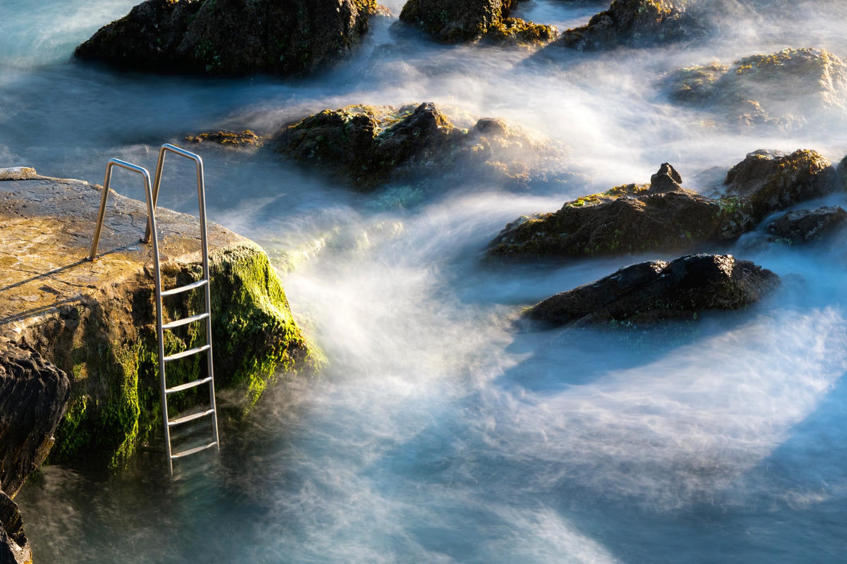 Azores sở hữu những ngọn núi "bắt mây" vô cùng thơ mộng. Ảnh: Azores.