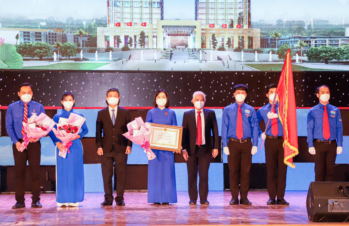 Thừa lệnh Chủ tịch nước, lãnh đạo tỉnh Bình Dương trao Huân chương Lao động hạng Nhất cho tập thể Tỉnh Đoàn Bình Dương.