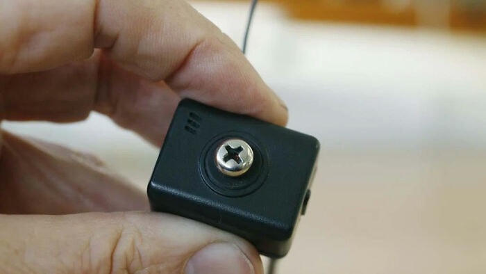 Camera được giấu bên trong ốc vít rất khó để có thể phát hiện.