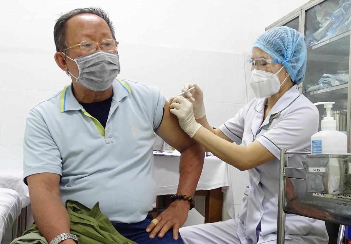 Người cao tuổi ở TP HCM được ưu tiên tiêm vaccine ngừa Covid-19.
