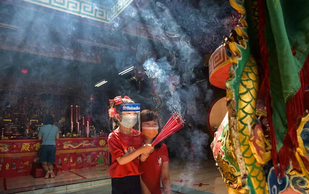 Người dân Indonesia đi lễ tại đền Surya Dharma.