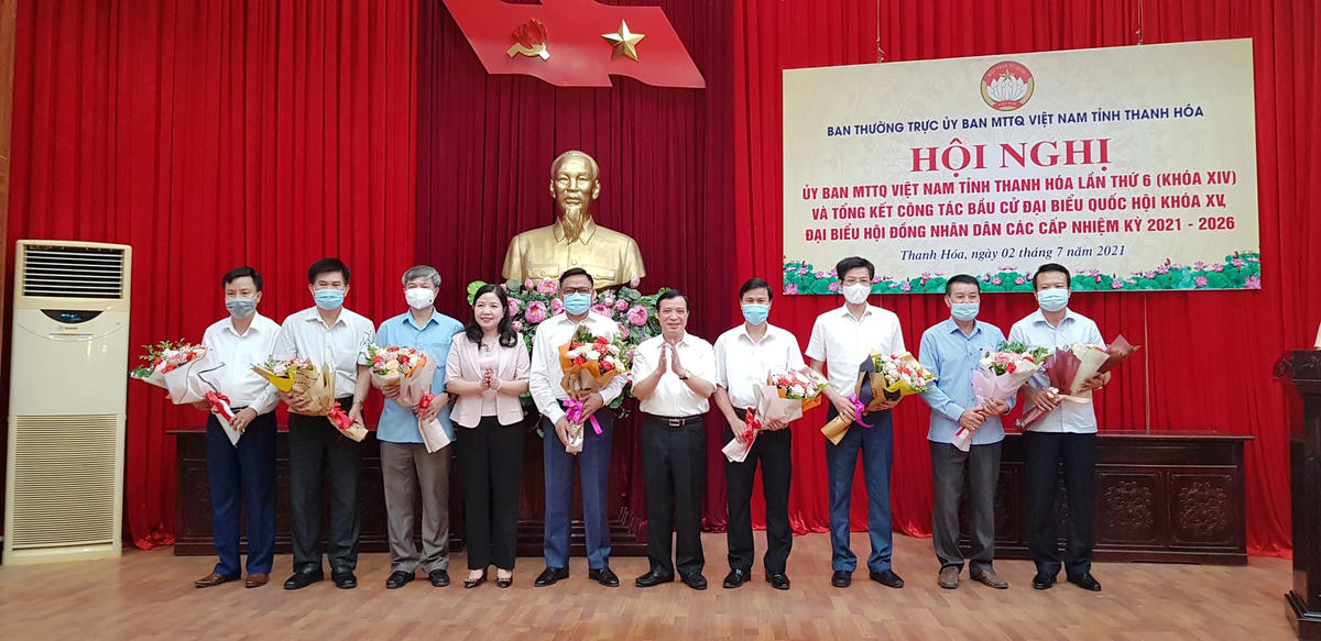 Ông Lại Thế Nguyên, Phó Bí thư Thường trực Tỉnh ủy Thanh Hóa và bà  Phạm Thị Thanh Thủy, Chủ tịch MTTQ tỉnh, Trưởng ban Dân vận tỉnh Thanh Hóa đã tặng hoa và quà cho các vị mới được hiệp thương bổ sung Ủy viên Ủy ban MTTQ tỉnh khóa XIV.