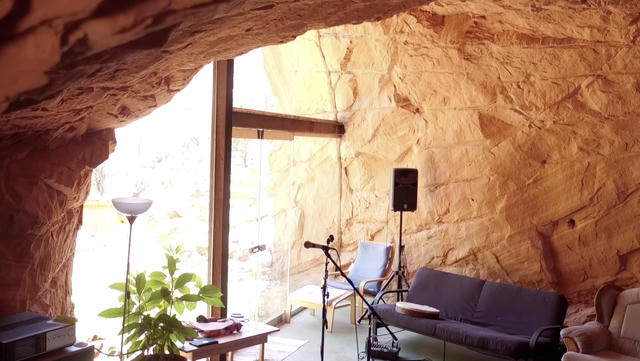 Chuyện thật như đùa: Người đàn ông đào thông quả đồi để làm nhà