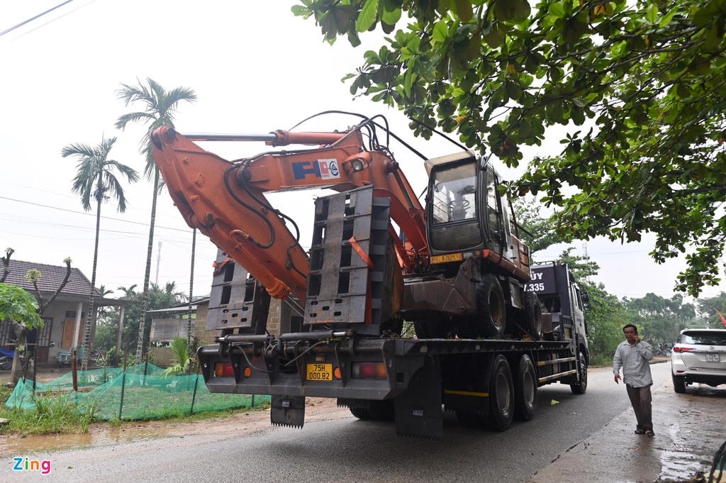 Máy xúc được đưa vào giải phóng những đoạn đường sạt lở. Người dân địa phương cho biết tuyến đường vào 2 thuỷ điện được đổ bê tông, hai bên là rừng keo tràm, không có nhà dân.