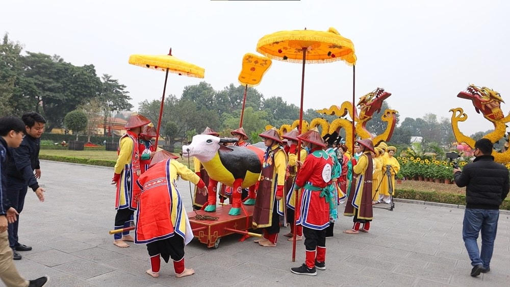 ''Tiến xuân ngưu'' là nghi lễ triều đình có từ thời Lê Trung Hưng nhằm xua đuổi giá lạnh năm cũ, chào đón mùa Xuân năm mới ấm no, đủ đầy. Sự kiện do Trung tâm Bảo tồn di sản văn hóa Hoàng Thành Thăng Long phối hợp Công ty cổ phần Ỷ Vân Hiên tổ chức và thực hiện. (Ảnh: Vietnam+).