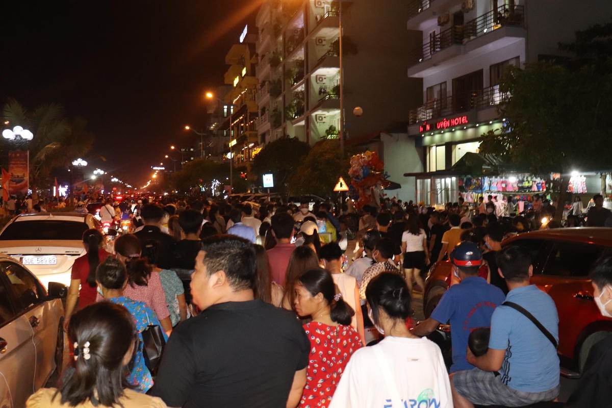[Ảnh]: Sầm Sơn chìm trong biển người