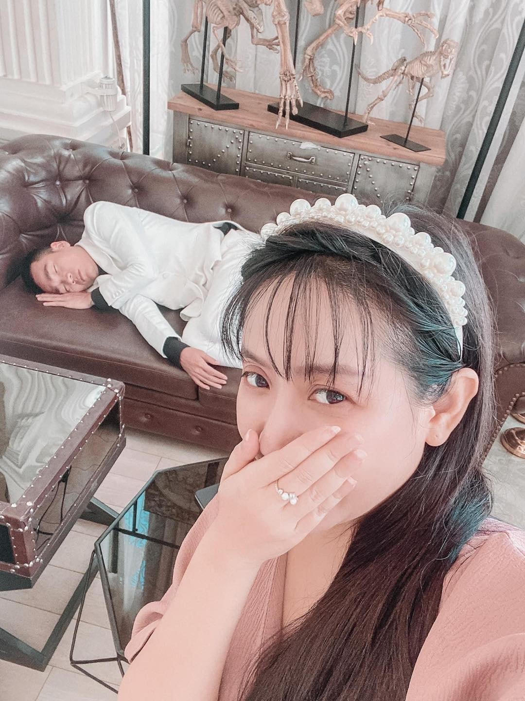 Wowy đăng ảnh bị NTK Anh Thư chụp dìm hàng lúc ngủ gật: “Wy đã lầm tin Thư. Còn ráng ghép cái khăn bà ngoại vào nữa”.  