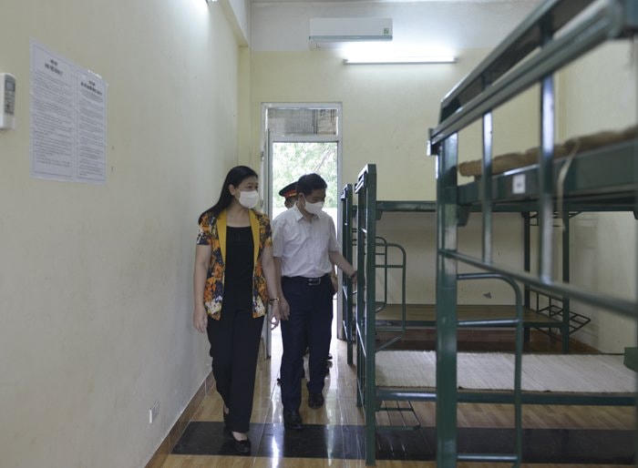 Bà Nguyễn Lan Hương kiểm tra phòng trong khu vực cách ly tại Trường Cao đẳng hậu cần, xã Kim Sơn.