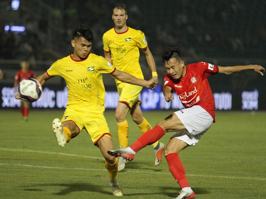 Huy Toàn tả xung hữu đột bên cánh trái.