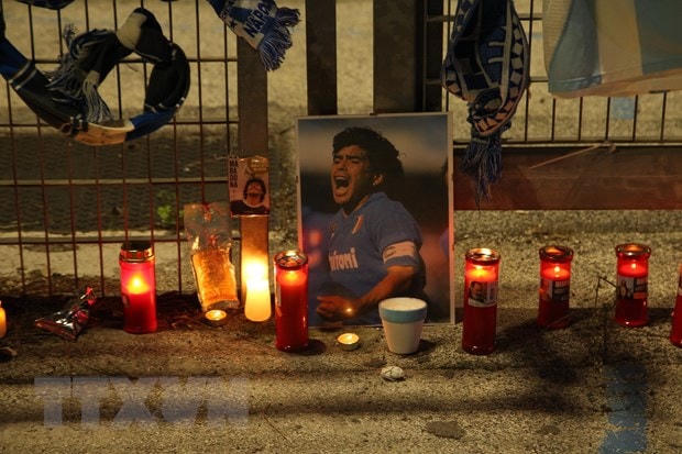 Người hâm mộ thắp nến tưởng niệm huyền thoại bóng đá Diego Maradona, tại Naples, Italy. (Ảnh: AFP/TTXVN).