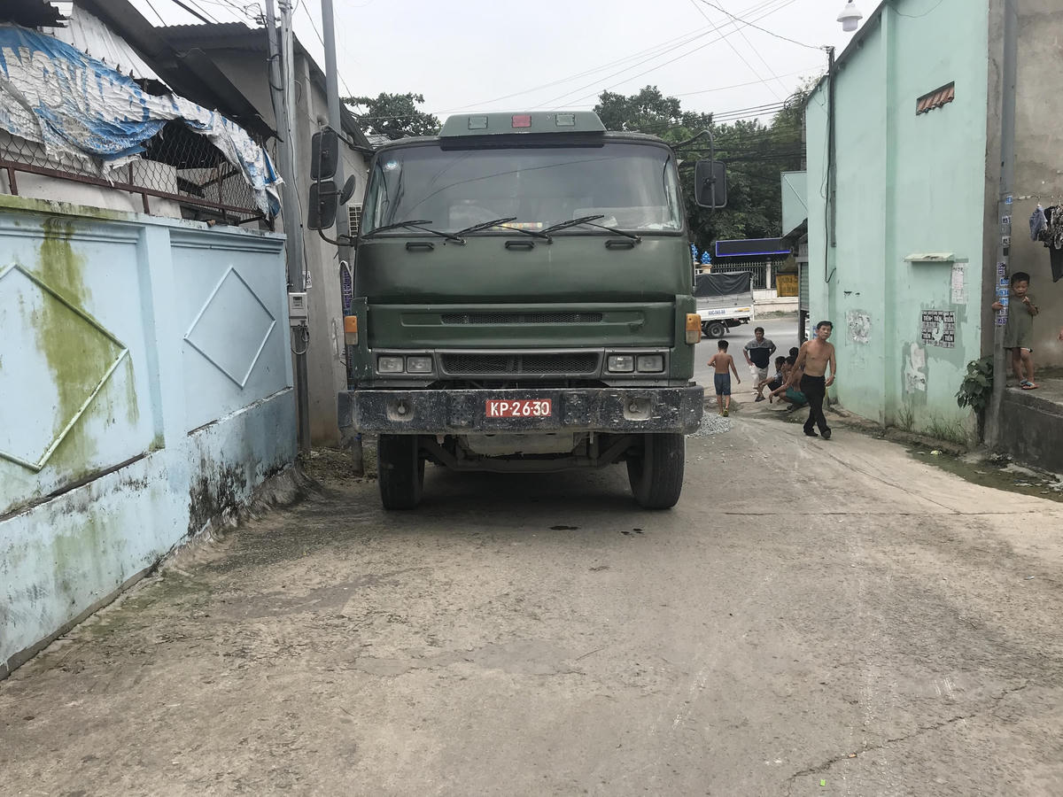 Chiếc xe mang biển số quân đội nghi là biển giả.