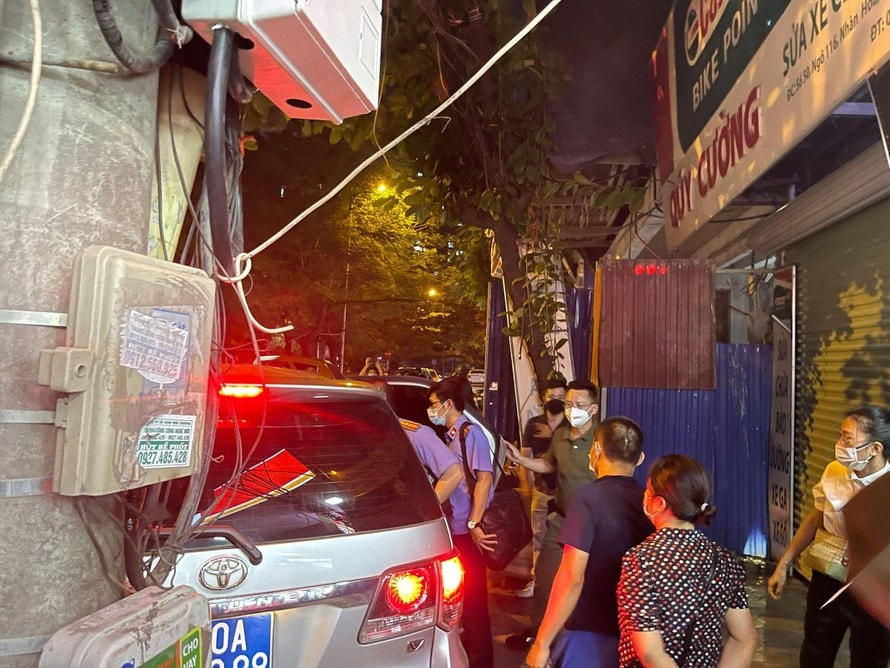 Cơ quan chức năng kết thúc khám xét nhà ông Phùng Anh Lê. Ảnh: Tiền Phong.