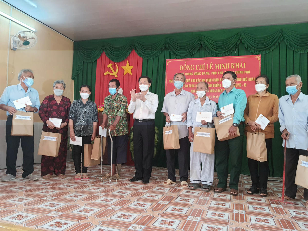 Phó Thủ tướng Lê Minh Khái và đoàn công tác đã thăm và tặng 40 phần Tết cho các gia đình chính sách, hộ nghèo, đoàn viên công đoàn, công nhân lao động có hoàn cảnh khó khăn bị ảnh hưởng bởi dịch Covid-19 ở tại TP Bạc Liêu.