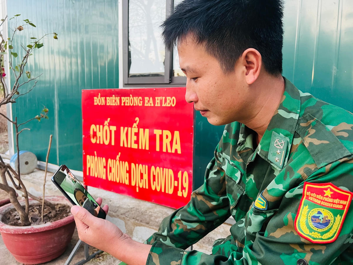 Trung úy Hà Văn Tân, cán bộ Đội vận động quần chúng Đồn biên phòng Ea H’leo động viên vợ vượt qua đại dịch.